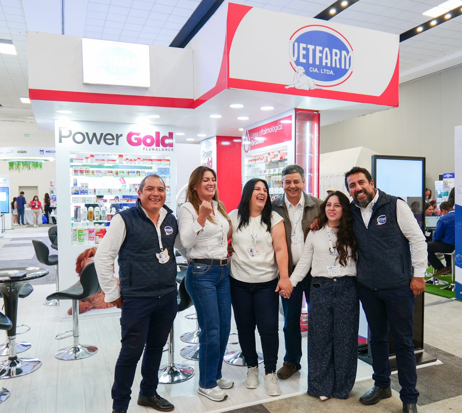 Equipo Vetfarm en el stand del Congreso Felino AMVEPE 2025
